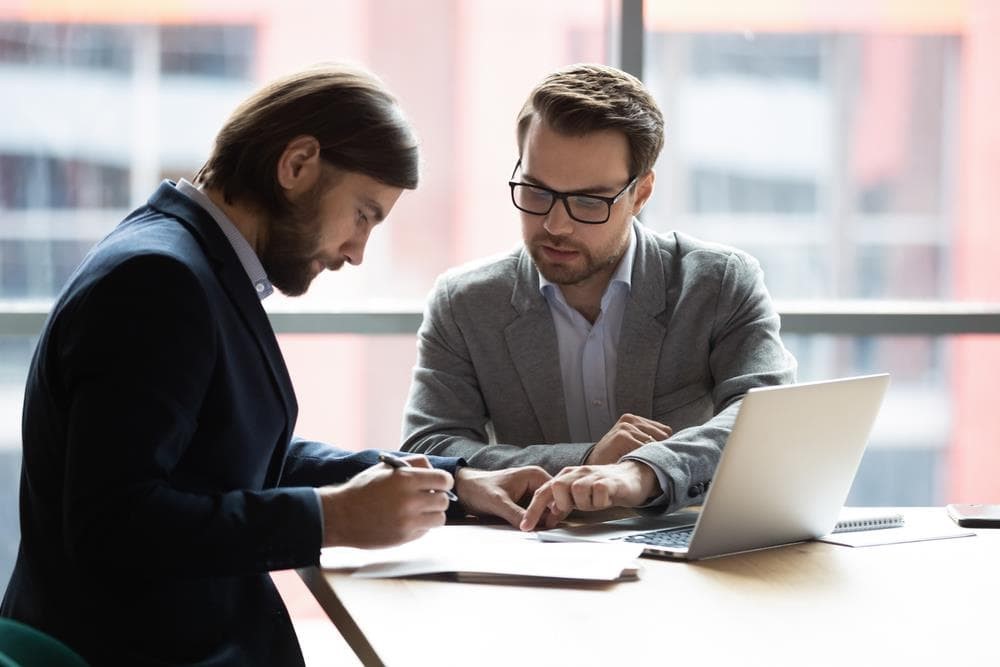 ¿Qué tipos de contratos laborales existen y cuáles son sus características principales?