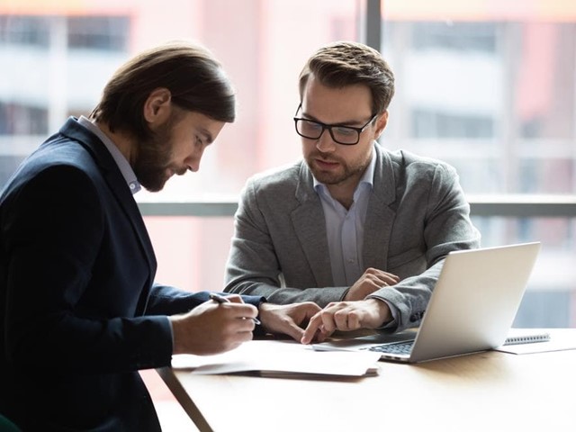 ¿Qué tipos de contratos laborales existen y cuáles son sus características principales?